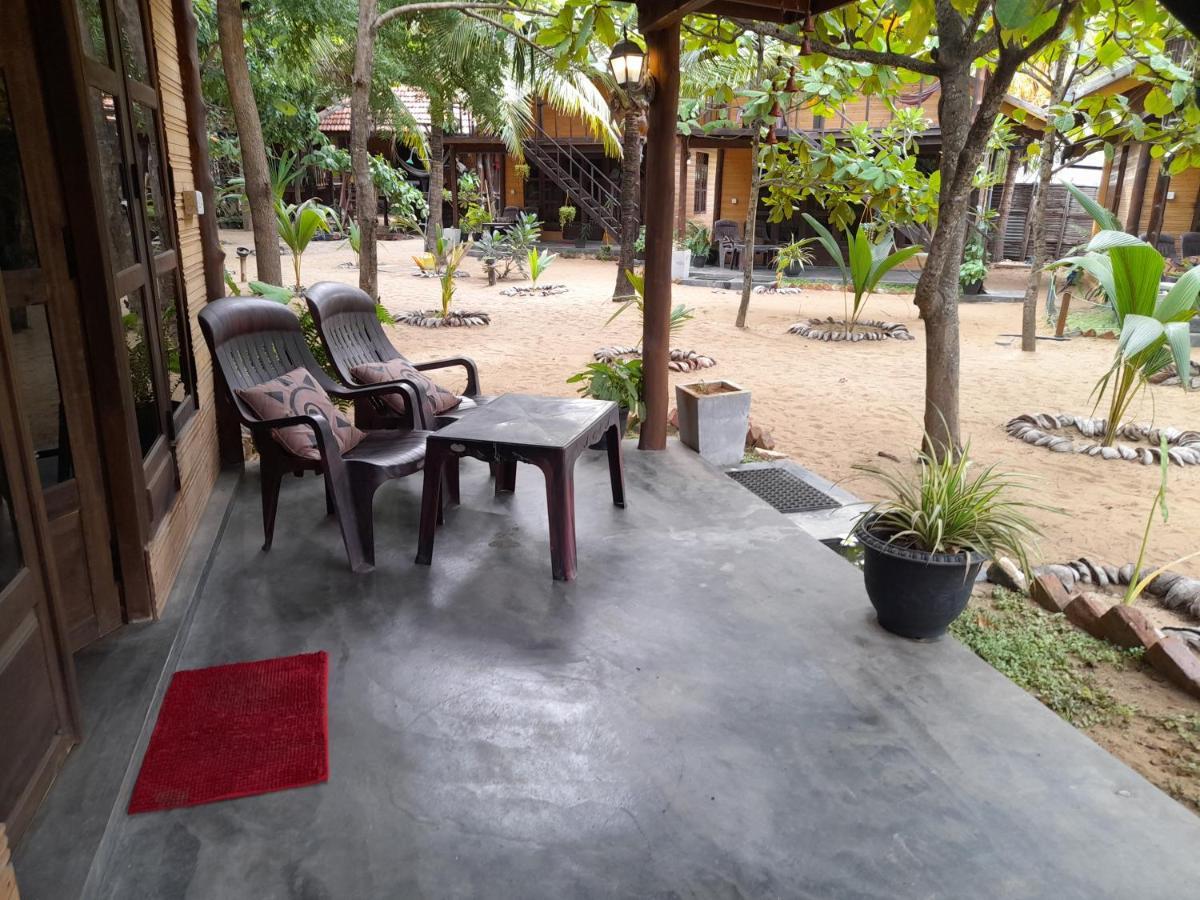 Golden Beach Chalets Arugam Bay Exterior foto