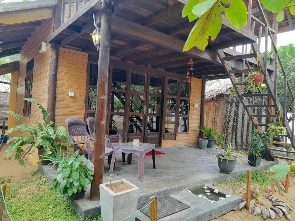 Golden Beach Chalets Arugam Bay Exterior foto